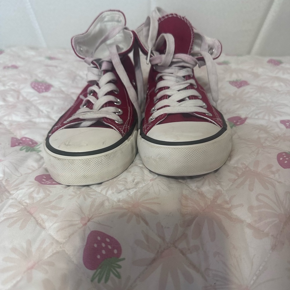 Pete the Cat- Red High-Top Sneakers - Picture 6 of 6